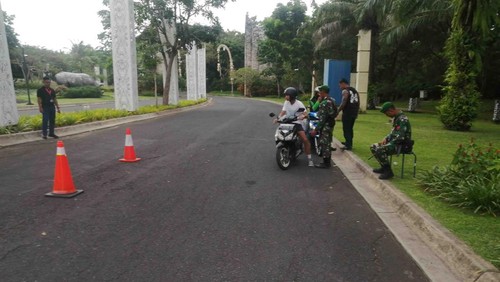 Petugas keamanan meminta pengunjung Garuda Wisnu Kencana (GWK), putar balik karena ditutup untuk umum, Minggu (13/11/2022). Foto: Nuranda Indrajaya