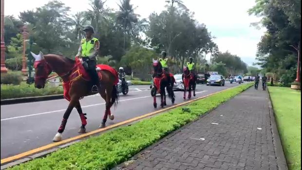Polisi berkuda patroli melintasi area ITDC Nusa Dua dalam pengamanan KTT G20, 15-16 November 2022. Foto: Agus Eka Purna Negara