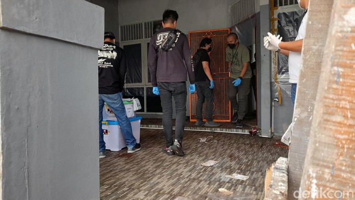 Polisi gelar olah TKP di rumah sekeluarga tewas mengering di Kalideres, Jakarta Barat.