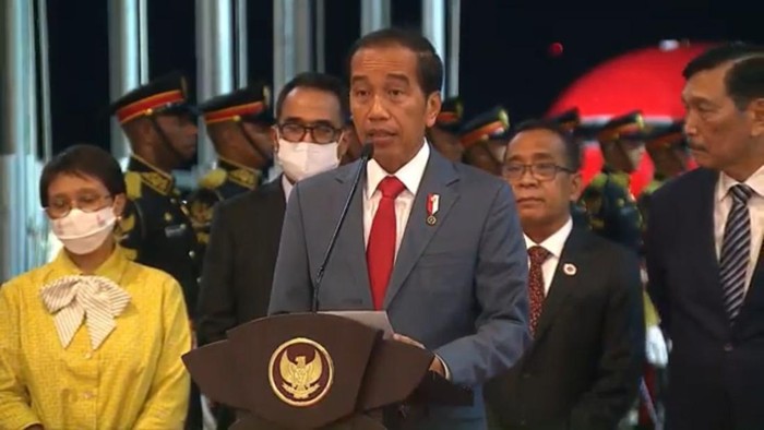 Presiden Jokowi saat konferensi pers usai tiba di Bali menjelang KTT G20, Minggu (13/11/2022). (YouTube: Indonesia G20 Bali Summit 2022)