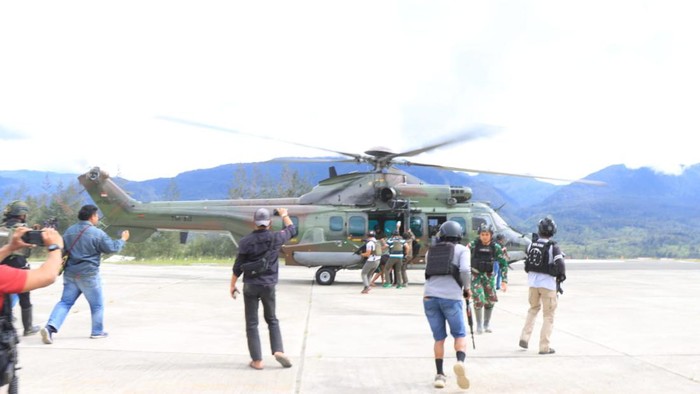Proses evakuasi prajurit TNI yang terkena tembak KKB saat aparat melakukan pengamanan gereja di Distrik Gome, Kabupaten Puncak, Papua Tengah.