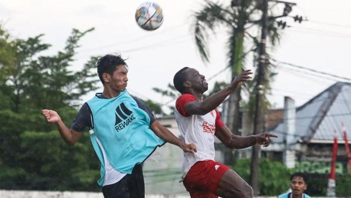 Striker PSM Donald Bissa berduel dengan pemain PSM U-20 dalam laga uji coba di Stadion Kalegowa saat jeda Liga 1 2022.