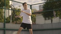 Raffi Ahmad menjadi publik figur yang diketahui menyukai tenis sejak kecil. Belakangan, Raffi mengaku semakin intens berlatih tenis. Ia bahkan menyempatkan diri untuk berlatih tenis sebelum memulai aktivitas shootingnya.  (Instagram @raffinagita1717)