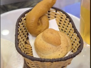 Iyuhh! Restoran Konsep Toilet Ini Sajikan Roti dan Dessert Bentuk Poop