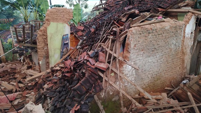 Rumah di Garut ambruk diduga gegara gempa.