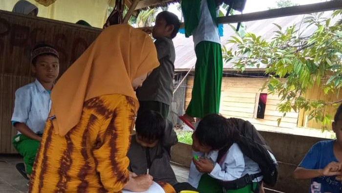 Santri belajar di kolong rumah warga dan pos kamling karena pesantren disegel.