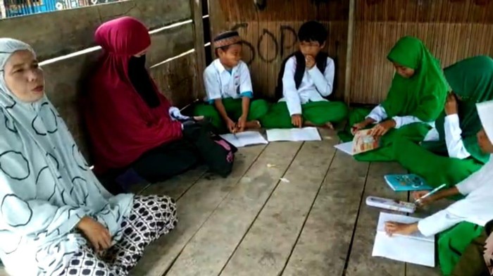 Santri belajar di kolong rumah warga dan pos kamling karena pesantren disegel.