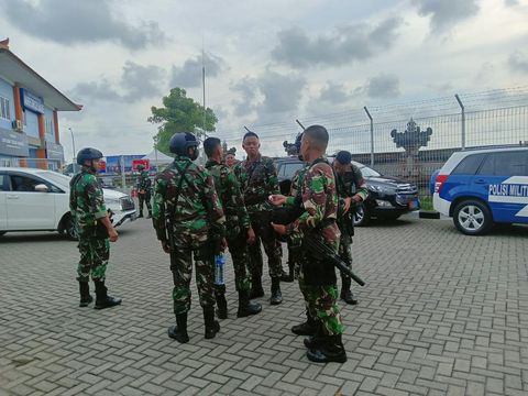 Sejumlah pasukan pengamanan TNI telah tiba dan menyebar di sekitar area Terminal VVIP Bandara I Gusti Ngurah Rai untuk melakukan pengamanan. Foto: Triwidiyanti