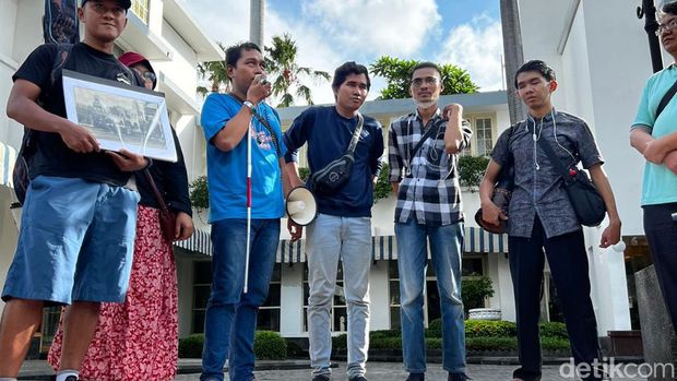Sejumlah peserta tur menendengarkan hiburan musik dari Komunitas Mata Hati di Jalan Tunjungan Surabaya