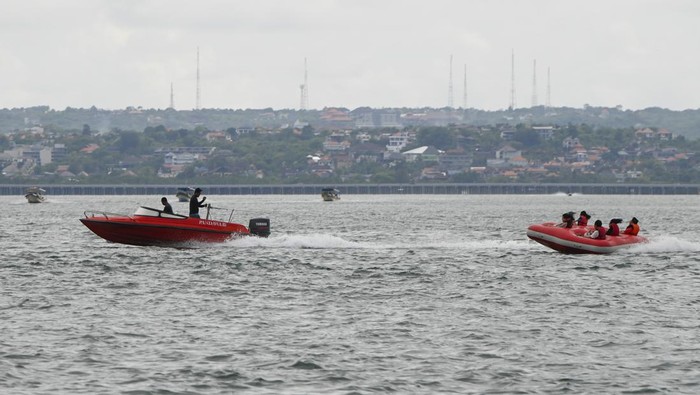 Sejumlah wisatawan bermain 'rolling donut watersport' saat melintas di Teluk Benoa, Denpasar, Bali, Minggu (13/11/2022). Menurut data dari Dinas Pariwisata Bali, menjelang pelaksanaan KTT G20 pada 15-16 November mendatang, jumlah wisatawan mancanegara ke Bali pada Januari-Agustus 2022 secara kumulatif naik 2.080 persen jika dibandingkan dengan periode Januari hingga Agustus 2021 yang hanya sebanyak 43 kunjungan. ANTARA FOTO/M Risyal Hidayat/wsj.