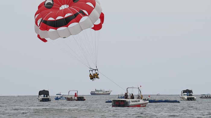 Sejumlah wisatawan bermain 'rolling donut watersport' saat melintas di Teluk Benoa, Denpasar, Bali, Minggu (13/11/2022). Menurut data dari Dinas Pariwisata Bali, menjelang pelaksanaan KTT G20 pada 15-16 November mendatang, jumlah wisatawan mancanegara ke Bali pada Januari-Agustus 2022 secara kumulatif naik 2.080 persen jika dibandingkan dengan periode Januari hingga Agustus 2021 yang hanya sebanyak 43 kunjungan. ANTARA FOTO/M Risyal Hidayat/wsj.