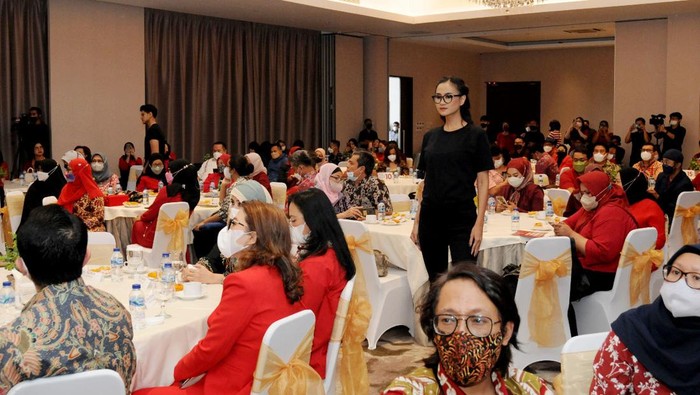 Optik Melawai menghadirkan Optical Cashless Program guna
membantu perusahaan mengelola Program Kacamata Karyawannya.