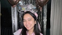 Tak ada yang mengira bahwa artis cilik ini sudah resmi menjadi istri dari seorang pengusaha. Inilah momen ketika Rachel Amanda melakukan bridal shower. Dia tampak memegang kue warna pink.  Foto: instagram @auroramanda95