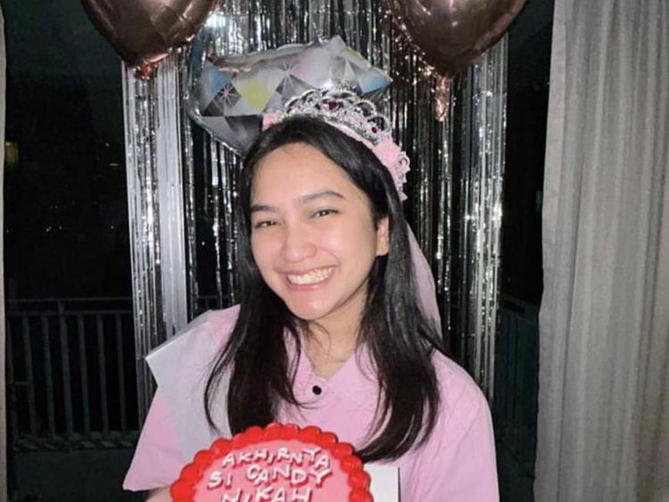 Seru! Pose Keren Rachel Amanda Saat Ngopi dan  Nongkrong di Kafe