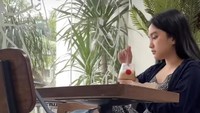 Sebelum menikah, beberapa kali Rachel Amanda terlihat sering nongkrong di kafe. Seperti ketika ia sedang minum segelas kopi di kafe ini. Foto: instagram @auroramanda95