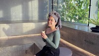 Pemain film Mencuri Raden Shaleh ini terlihat sedang menikmati secangkir teh nih. Kira-kira itu teh apa ya? Foto: instagram @auroramanda95