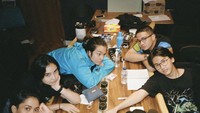 Bersama dengan pemain Mencuri Raden Shaleh lainnya, Rachel Amanda sedang beristirahat sambil menikmati beberapa camilan. Foto: instagram @auroramanda95