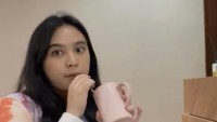 Kali ini artis yang baru saja menikah itu sedang menikmati secangkir kopinya di  rumah. Foto: instagram @auroramanda95