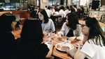 Seru! Pose Keren Rachel Amanda Saat Ngopi dan Nongkrong di Kafe
