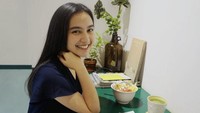 Wahh, Rachel Amanda sangat bahagia ketika ingin mencicipi semangkuk salad beserta teh hijau. Dia makan dimana ya? Foto: instagram @auroramanda95