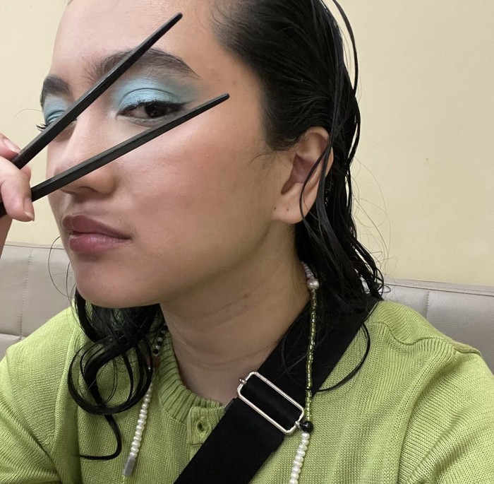 Seru! Pose Keren Rachel Amanda Saat Ngopi dan  Nongkrong di Kafe
