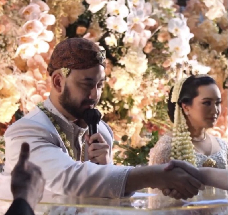 Seru! Pose Keren Rachel Amanda Saat Ngopi dan  Nongkrong di Kafe