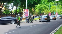 Sejak pagi aparat tampak hilir mudik di area Bandara Ngurah Rai Bali. Area pintu masuk Terminal VVIP Ngurah Rai pun dijaga ketat oleh aparat TNI/Polri. Foto: Triwidiyanti/detikBali