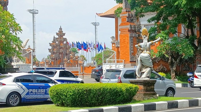 Situasi lalu lintas di depan Terminal VVIP Bandara Internasional I Gusti Ngurah Rai, Badung, Bali, Minggu (13/11/2022) siang. Situasi lalu lintas di depan Terminal VVIP Bandara Internasional I Gusti Ngurah Rai, Badung, Bali, Minggu (13/11/2022) siang.