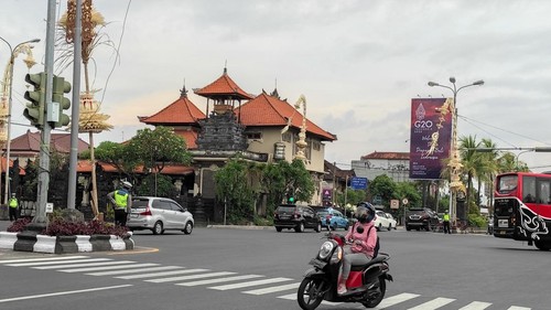 Situasi Simpang Pesanggaran Denpasar di tengah penerapan sistem ganjil-genap dalam momentum KTT G20, Minggu (13/11/2022). (I Wayan Sui Suadnyana/detikBali)