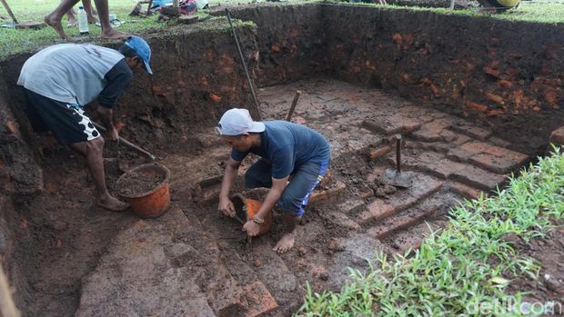 Situs Bhre Kahuripan yang lokasinya 300 meter sebelah timur Candi Tribhuwana Tunggadewi, Mojokerto