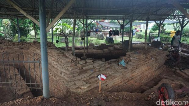 Situs Bhre Kahuripan yang lokasinya 300 meter sebelah timur Candi Tribhuwana Tunggadewi, Mojokerto