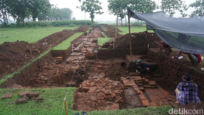 Situs Bhre Kahuripan yang lokasinya 300 meter sebelah timur Candi Tribhuwana Tunggadewi, Mojokerto