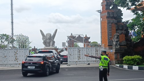 Suasana di pintu masuk Terminal VVIP Bandara I Gusti Ngurah Rai, Bali, yang menjadi tempat kedatangan para delegasi KTT G20 dijaga ketat oleh aparat, Minggu (13/11/2022).