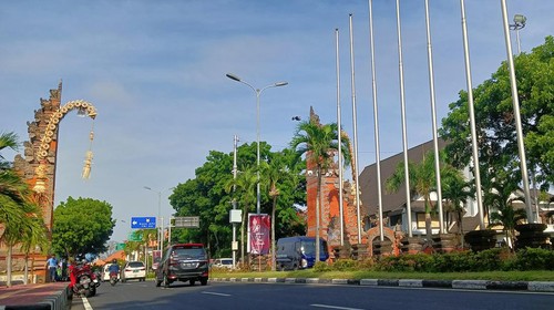Suasana jalanan di Bandara Ngurah Rai, Badung, Bali, Minggu (13/11/2022).