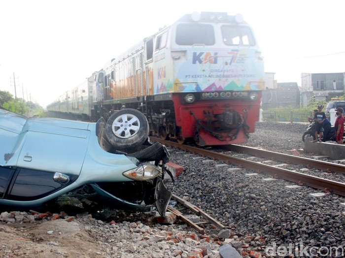 Telaknya Avanza tertabrak KA di Taman, Sidoarjo hingga pengemudi meninggal.