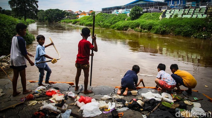 Terkini! Normalisasi Ciliwung yang Mandek Era Anies Kembali Dikebut Pemprov DKI Jakarta memprioritaskan pembebasan lahan untuk melanjutkan normalisasi kali Ciliwung. Bangunan di Rawajati, Jaksel, sudah dibongkar untuk pelebaran sungai.