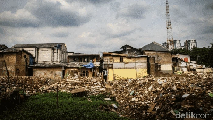 Pemprov DKI Jakarta memprioritaskan pembebasan lahan untuk melanjutkan normalisasi kali Ciliwung. Bangunan di Rawajati, Jaksel, sudah dibongkar untuk pelebaran sungai.