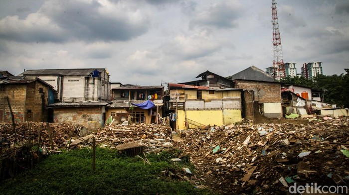 Terkini! Normalisasi Ciliwung yang Mandek Era Anies Kembali Dikebut Pemprov DKI Jakarta memprioritaskan pembebasan lahan untuk melanjutkan normalisasi kali Ciliwung. Bangunan di Rawajati, Jaksel, sudah dibongkar untuk pelebaran sungai.