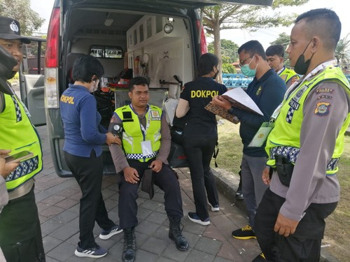 Tim Dokter Polisi (Dokpol) Polda Bali memeriksa kondisi kesehatan personel keamanan KTT G20 di wilayah Tahura Ngurah Rai, Denpasar, Minggu (13/11/2022). (Foto: Nuranda Indrajaya/detikBali)