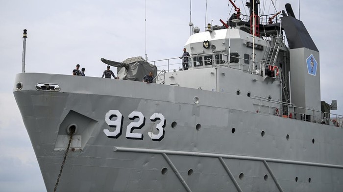 KRI Teluk Banten-516 (kiri) dan KRI Karel Satsuit Tubun-356 (kanan) melakukan lego jangkar saat siaga di Perairan Teluk Benoa, Denpasar, Bali, Minggu (13/11/2022). Panglima TNI Jenderal TNI Andika Perkasa menyatakan bahwa pihaknya mengerahkan sebanyak 13 KRI untuk mengamankan jalannya perhelatan KTT G20 di Nusa Dua, Badung, Bali pada 15-16 November mendatang. ANTARA FOTO/Media Center G20 Indonesia/M Risyal Hidayat/wsj.