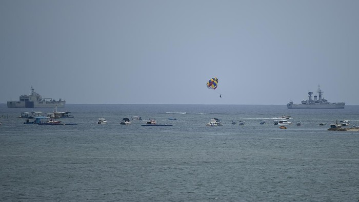 KRI Teluk Banten-516 (kiri) dan KRI Karel Satsuit Tubun-356 (kanan) melakukan lego jangkar saat siaga di Perairan Teluk Benoa, Denpasar, Bali, Minggu (13/11/2022). Panglima TNI Jenderal TNI Andika Perkasa menyatakan bahwa pihaknya mengerahkan sebanyak 13 KRI untuk mengamankan jalannya perhelatan KTT G20 di Nusa Dua, Badung, Bali pada 15-16 November mendatang. ANTARA FOTO/Media Center G20 Indonesia/M Risyal Hidayat/wsj.