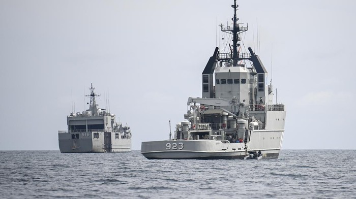 TNI KERAHKAN 13 KRI UNTUK AMANKAN PERAIRAN BALI KRI Teluk Banten-516 (kiri) dan KRI Karel Satsuit Tubun-356 (kanan) melakukan lego jangkar saat siaga di Perairan Teluk Benoa, Denpasar, Bali, Minggu (13/11/2022). Panglima TNI Jenderal TNI Andika Perkasa menyatakan bahwa pihaknya mengerahkan sebanyak 13 KRI untuk mengamankan jalannya perhelatan KTT G20 di Nusa Dua, Badung, Bali pada 15-16 November mendatang. ANTARA FOTO/Media Center G20 Indonesia/M Risyal Hidayat/wsj.