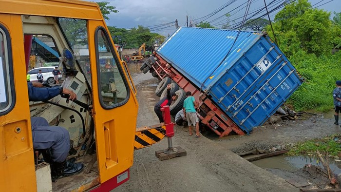 Truk muatan besi tiang listrik di Tangerang terguling ke sawah