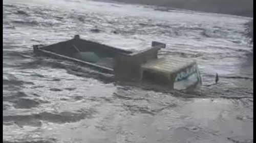 Truk terjebak banjir di Sungai Taen, Kupang, Sabtu (12/11/2022).
