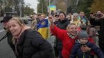 Semringah Warga Ukraina Usai Tentara Rusia Hengkang dari Kherson