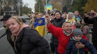 Penduduk Ukraina menyambut gembira pasukan Ukraina yang tiba di pusat Kherson, Sabtu (12/11/2022).