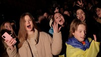 Ini momen saat para warga Kherson, Ukraina, Jumat (11/11), berbahagia usai Rusia akhirnya meninggalkan Kherson yang awalnya direbut sejak invasi Februari lalu.