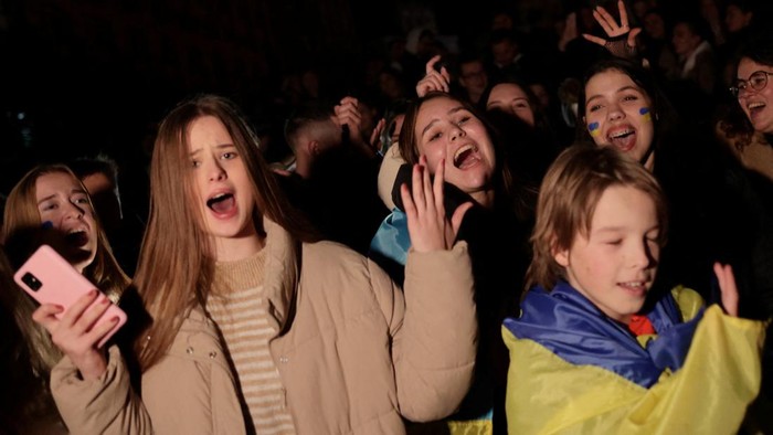 Local residents celebrate after Russia's retreat from Kherson, in central Kherson, Ukraine November 12, 2022.  REUTERS/Lesko Kromplitz