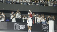 Anak kedua Raffi Ahmad, Rayyanza atau akrab disapa Cipung turut hadir mendukung ayahnya. Bahkan dibawa Raffi ke lapangan tenis. Foto: Noel/detikHOT