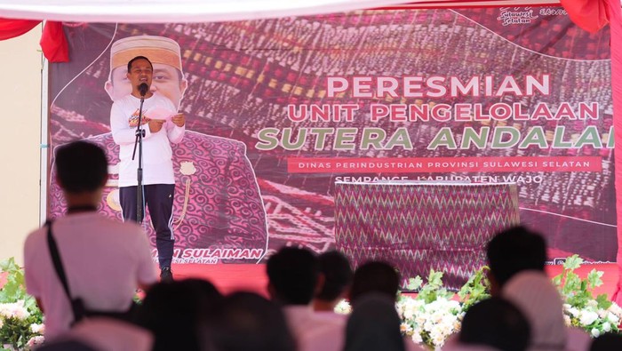 Gubernur Sulsel Andi Sudirman Sulaiman meresmikan UPTD Pengelolaan Sutera di Wajo pada Sabtu (12/11/2022).